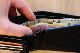 Ce îi aşteaptă pe români după anul austerităţii: venituri îngheţate, creşteri masive de impozite şi noi scumpiri la facturi. „Sunt şi câteva veşti bune”