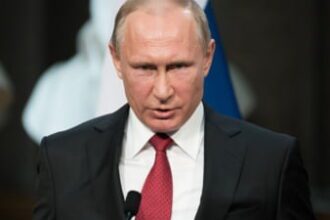 Vladimir Putin semnează un decretul prin care reintroduce termenul „poporul sovietic”, în care sunt aduse acuzații inclusiv României