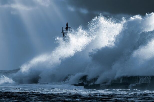 Furtună extremă în Anglia și Franța: alertă roșie de vânt și valuri uriașe pe coastele Atlanticului și Canalului Mânecii