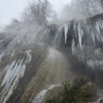 Cascada din România care fumegă în timpul iernii. Fenomenul uimitor întâlnit în zilele geroase