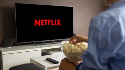 Netflix vrea să achiziționeze HBO Max. O mega-fuziune care ar remodela piața de streaming și ar promite prețuri mai mici pentru abonați