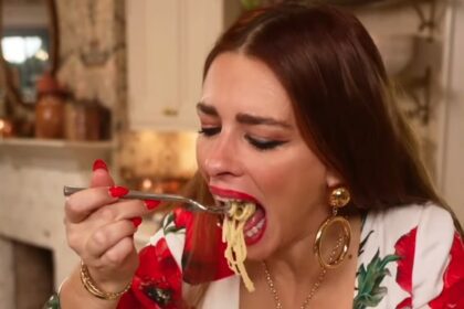 Azi, Pasta Queen ne învață să gătim  pastele cu creveți și lămâie care te fac să uiți de orice altceva