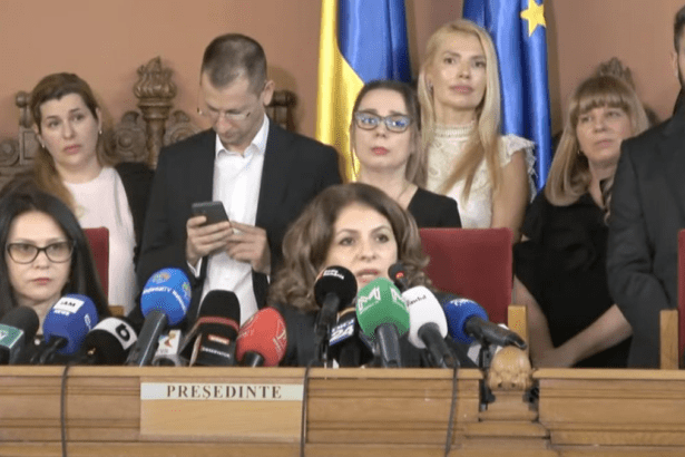 Vicepreședinte al Curții de Apel de București, în timpul conferinței: Mă sună Lia, mă duc să vorbesc