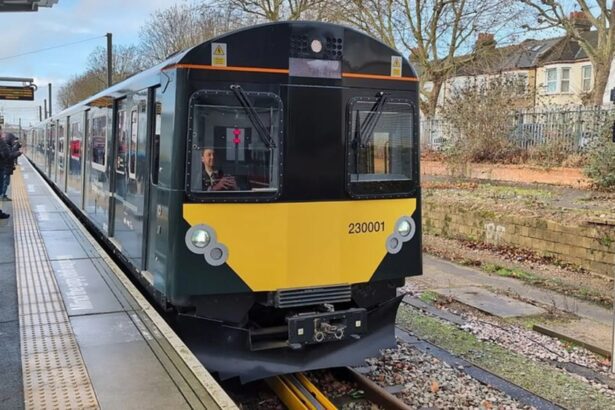Record mondial în transportul feroviar european: primul tren de pasageri exclusiv pe baterii parcurge 323 de km cu o singură încărcare