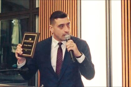 AUR revendică viitoarea guvernare. George Simion: „Vom face dreptate pentru români și îi vom aduce acasă pe cei din diaspora. Dreptate pentru România” – Modelul polonez ca reper VIDEO