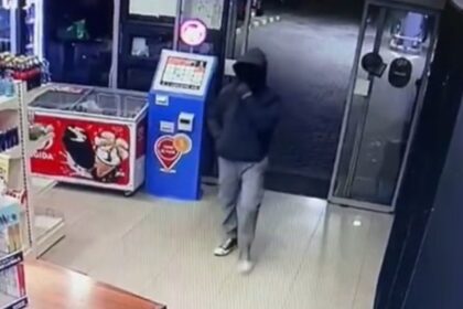 Jaf în 30 de secunde într-o benzinărie din Timişoara, surprins de camera video. Un bărbat cu cagulă şi cuţit a furat 1.200 de lei și a fost prins după 8 zile
