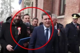 Jurnalist agresat de oamenii lui Nicușor Dan, la Focșani: Mi-a spus că-l hărțuiesc!  Așadar, presa care nu-l menajează este hărțuitoare A uitat când cerea ajutorul presei în calitate de ONG-ist VIDEO