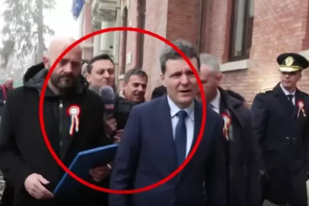 Jurnalist agresat de oamenii lui Nicușor Dan, la Focșani: Mi-a spus că-l hărțuiesc!  Așadar, presa care nu-l menajează este hărțuitoare A uitat când cerea ajutorul presei în calitate de ONG-ist VIDEO