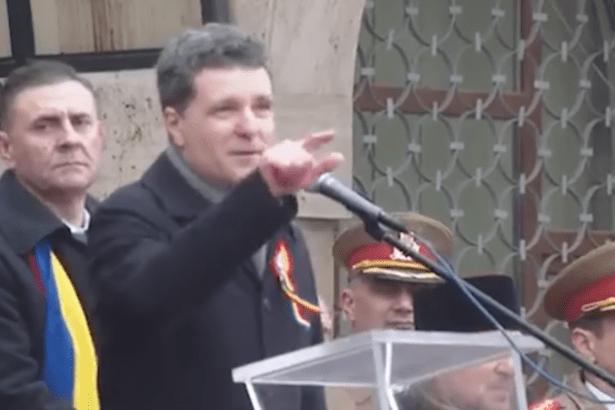 IMPOSTORUL NOTORIU Mucea Dan a mințit din nou: Românii care l-au huiduit de Ziua Unirii Principatelor au fost vânați și sancționați cu amenzi usturătoare, deși le-a spus că au tot dreptul să protesteze, deoarece e un drept pentru care s-a murit