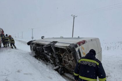 Plan roșu de intervenție, activat după ce un microbuz cu 16 persoane s-a răsturnat în Giurgiu