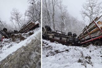 Accident în Sibiu: un camion cu lemne a căzut într-o prăpastie (VIDEO)