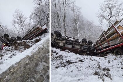 Accident în Sibiu: un camion cu lemne a căzut într-o prăpastie (VIDEO)