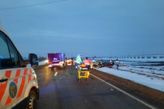 Părinți morți într-un accident, fetița lor de 6 ani este grav rănită