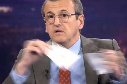 Profesorul Cristian Preda și-a rupt diploma de Doctorat în direct în semn de protest. Urmează și Victor Ponta să dea foc la copiator?