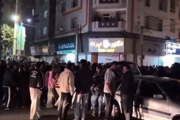 VIDEO Strigăte de libertate în noapte: pe străzile din Teheran lumea începe să sărbătorească prăbușirea liderului suprem