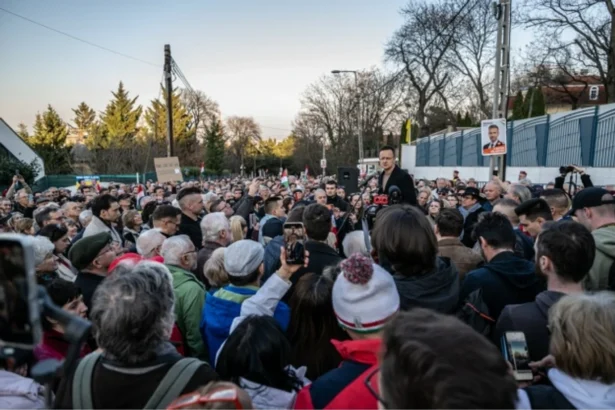Filmarea zilei: Protest masiv al maghiarilor în fața Ambasadei Ucrainei la Budapesta după amenințările lui Zelenski