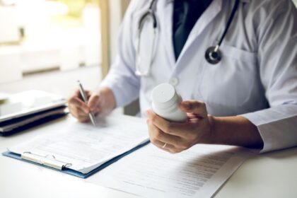 Specialiştii avertizează asupra riscurilor pentru sănătate asociate utilizării unor analgezice populare