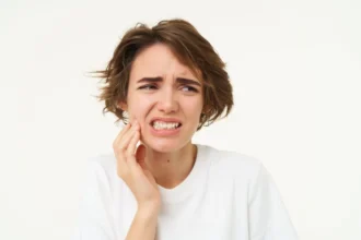 Îți scrâșnești dinții fără să îți dai seama? Bruxismul poate distruge dantura dacă nu este tratat la timp