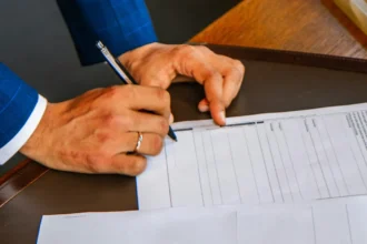 Persoană care completează un formular, ilustrație pentru ghidul NINO
