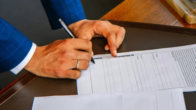 Persoană care completează un formular, ilustrație pentru ghidul NINO