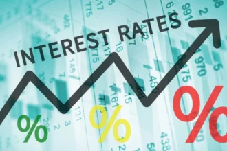 Economia României rămâne la “marginea prăpastiei”: S&P vede stagnarea economică și presiuni pe deficit. Riscuri tot mai mari