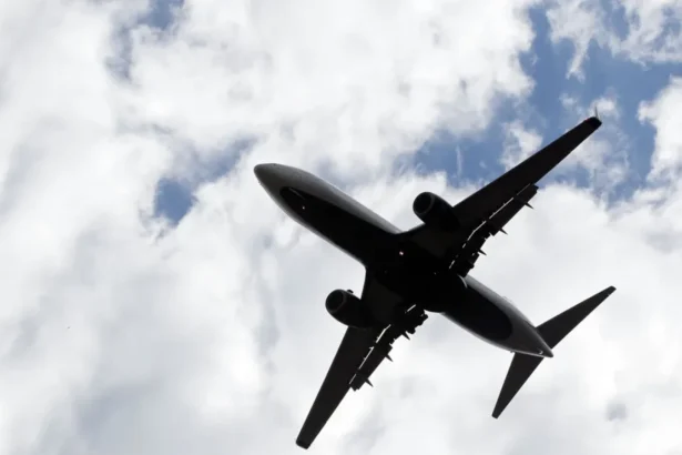 Vacanțele românilor, în pericol: Cursele aeriene spre marile destinații turistice ar putea să fie modificate pe fondul războiului din Iran