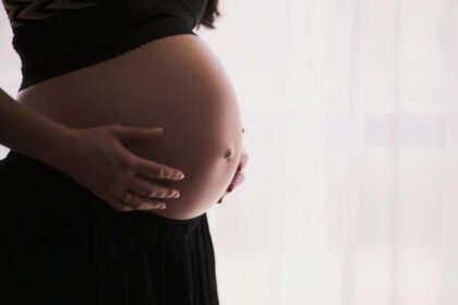 Panourile anti-cezariană din București, comandate de o fundație care promovează teorii ale conspirației despre „distrugerea rasei albe” și „război genetic”