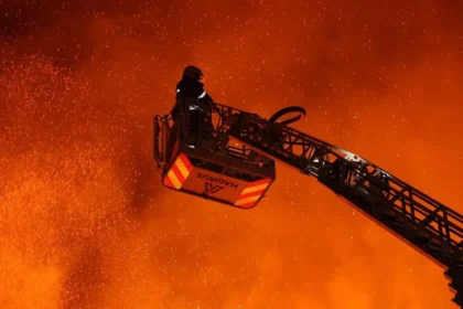 Ziua 1514 Bloc lovit de dronă (Video). O tânără l-a criticat deschis pe Putin. Rușii plănuiesc 7 atacuri aeriene de proporții pe lună. Armata ucraineană: Îi distrugem