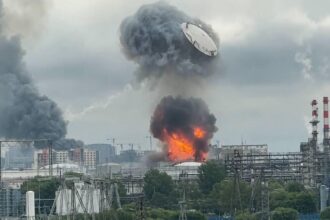 Ziua 1576 Moscova, sub asediu: explozie uriașă la o rafinărie, bloc lovit în plin, aeroport închis. Pod din Crimeea, năpădit de drone (Video). Zelenski: Dacă arde Kievul, să ardă și Moscova