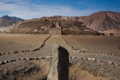Contemporan cu piramidele egiptene, acest oraș din Peru a prosperat fără un singur soldat