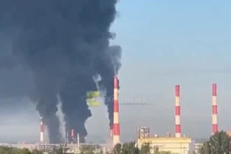 Zelenski anunță lovituri la sute de kilometri în Rusia: Ucraina a atacat un depozit de petrol și două rafinării