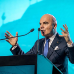 Rareș Bogdan se răcorește împotriva lui Ilie Bolojan: „Ați urlat 6 săptămâni „fără PSD” și acum vreți să ghifuiți „șobolanii” cu mâna voastră?”