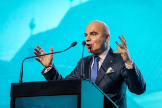 Rareș Bogdan se răcorește împotriva lui Ilie Bolojan: „Ați urlat 6 săptămâni „fără PSD” și acum vreți să ghifuiți „șobolanii” cu mâna voastră?”