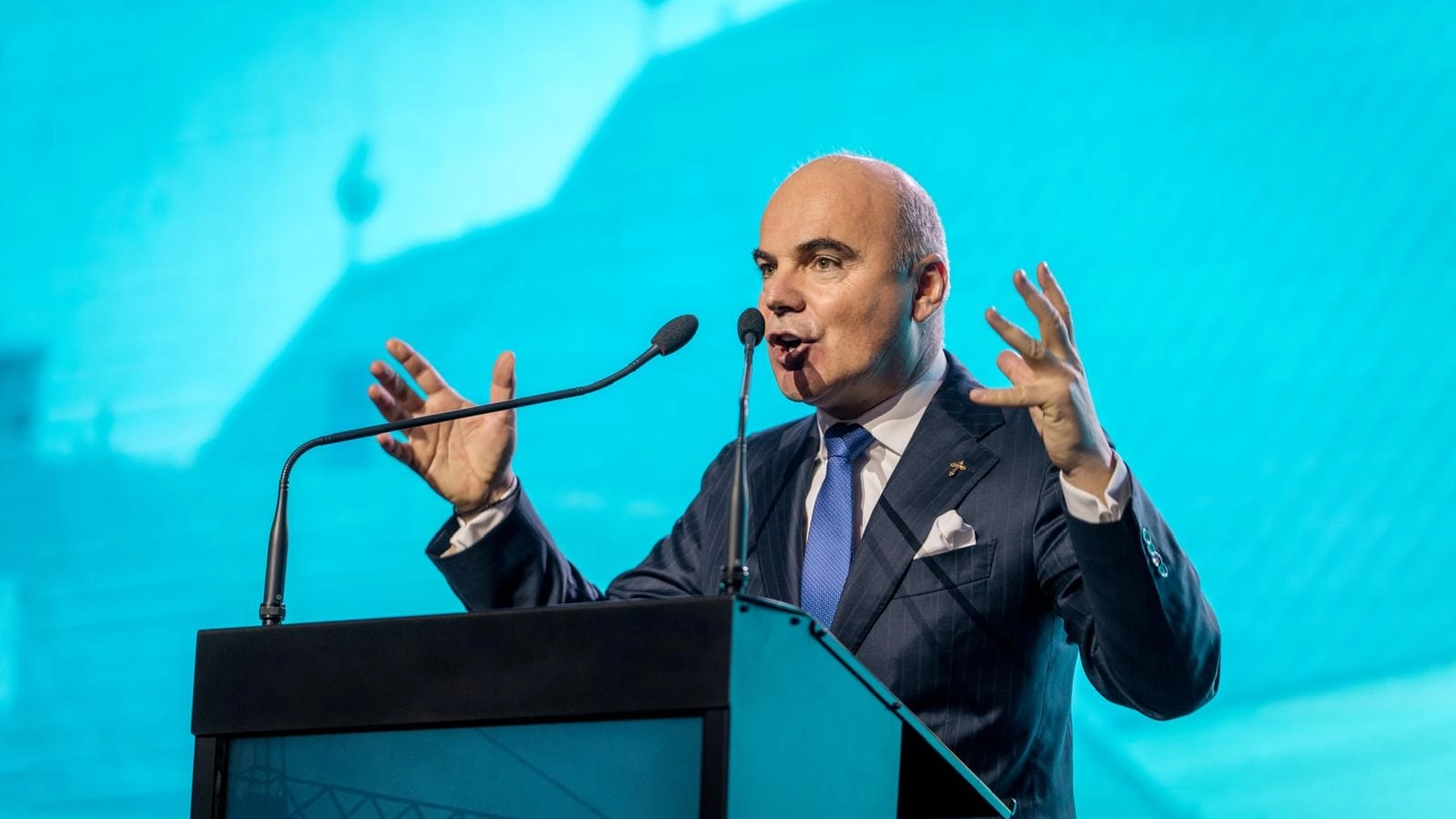 Rareș Bogdan se răcorește împotriva lui Ilie Bolojan: „Ați urlat 6 săptămâni „fără PSD” și acum vreți să ghifuiți „șobolanii” cu mâna voastră?”