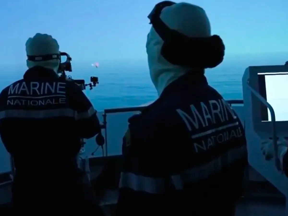 VIDEO Franța nu vrea să aibă soarta Rusiei în Marea Neagră. Trag cu mitraliere în drone