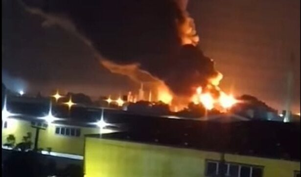 Ucraina a lovit două mari rafinării rusești aflate la 300 și 700 de kilometri de linia frontului și încearcă să izoleze Crimeea | VIDEO