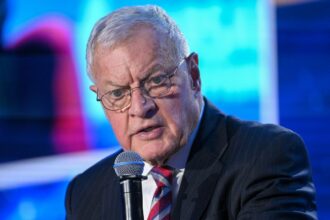 Europa ar trebui să le spună SUA să „treacă în plan secund” în ceea ce privește Ucraina, afirmă fostul trimis al lui Trump