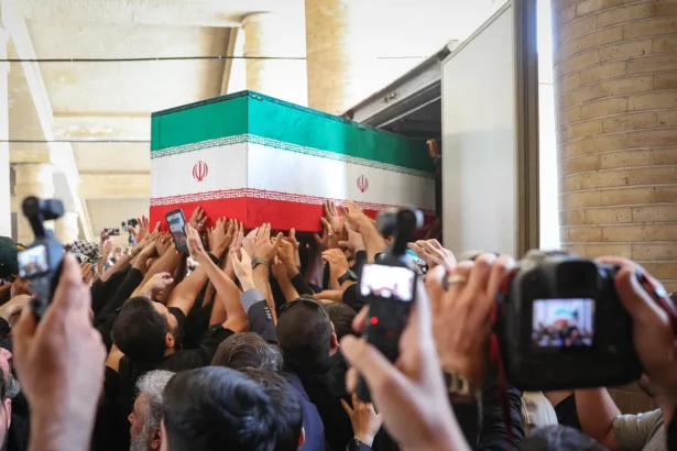 Zeci de mii de iranieni la funeraliile ayatollahului Ali Khamenei. Ceremoniile durează 3 zile