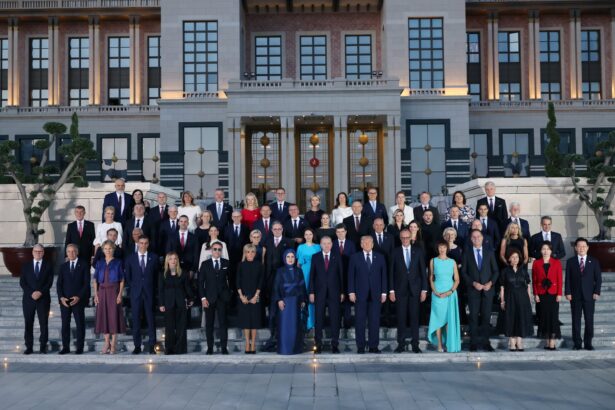 Summitul NATO de la Ankara, prima zi: Forumul Industriei de Apărare, primirea fastuoasă a lui Trump și un dineu de lux cu șefi de stat