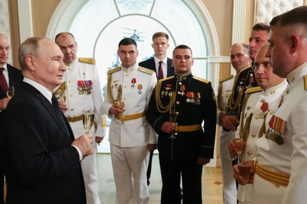 VIDEO Putin a ordonat flotei de război să apere petrolierele Rusiei, de Ziua Marinei. Ce „promite” României