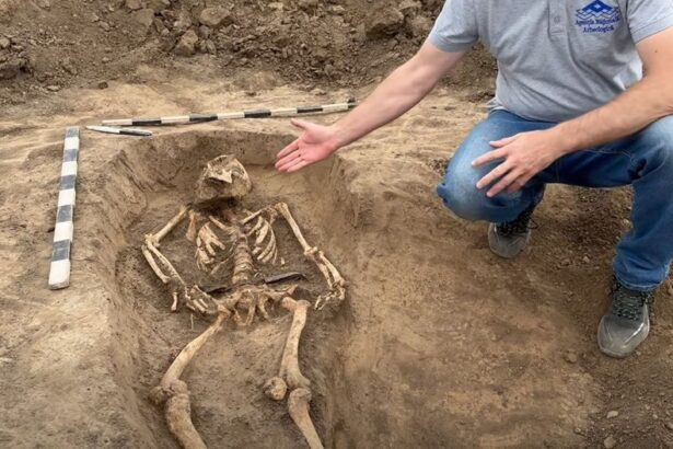 Un mormânt din Al Doilea Război Mondial, descoperit într-o necropolă tumulară din a doua epocă a fierului