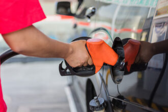 Mașină electrică vs. benzină: care variantă este mai avantajoasă în 2026