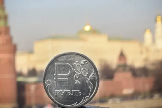 Rușii retrag sume record din bănci, temându-se că Kremlinul le va confisca depozitele pentru a finanța războiul