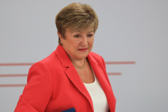 FMI: Economia mondială a rezistat mai bine decât se anticipa şocului energetic provocat de războiul cu Iranul