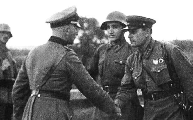 1 septembrie: Invadarea Poloniei de către Germania. În mai puțin de o lună, naziștii și sovieticii sărbătoreau împreună ocuparea Poloniei. Începutul celui de-al doilea război mondial