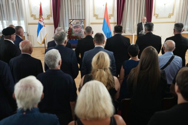 Sute de oameni, inclusiv oficiali și generali, la comemorarea „Măcelarului din Balcani” la Belgrad