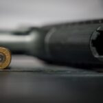Doi pensionari de 77 de ani, acuzați că și-au ucis ginerele trans. Crima a venit în plin divorț și „război” al ordinelor de protecție