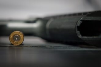 Doi pensionari de 77 de ani, acuzați că și-au ucis ginerele trans. Crima a venit în plin divorț și „război” al ordinelor de protecție