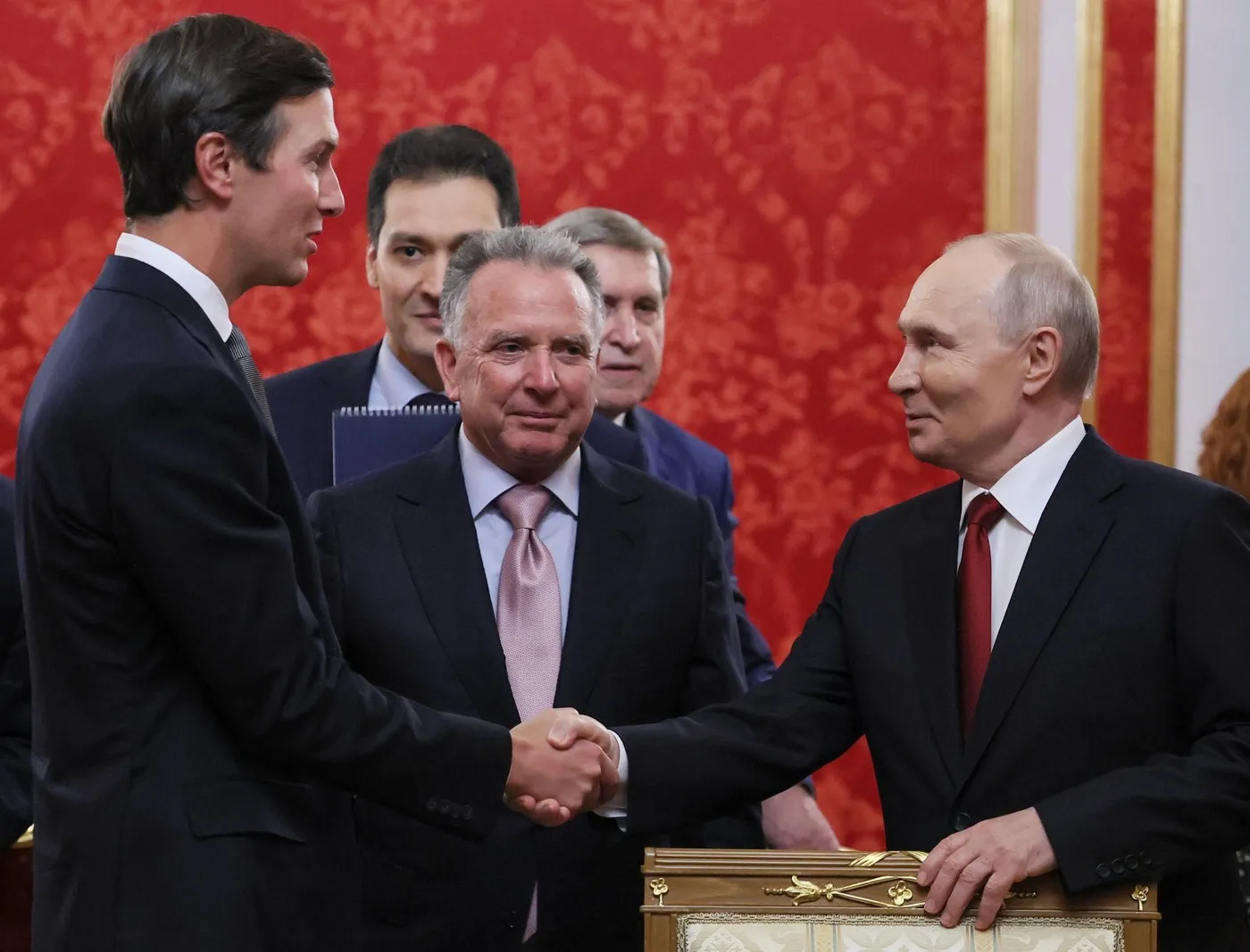 Afacerile apropiaților lui Trump netezesc relațiile SUA-Rusia. Miza LUKOIL, legătura cu România!