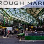 Intrarea în Borough Market duminică, sub acoperișul de sticlă și fier verde